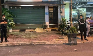 Người đàn ông bán vé số gục chết bên đường, con gái nhỏ kêu cứu