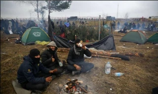 Người di cư cắm trại tại biên giới Belarus và EU. Ảnh: Reuters