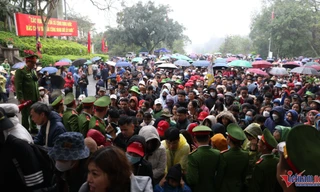 5 vạn người đổ về Đền Hùng bất chấp mưa rét