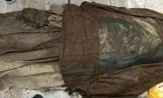 Thảm cảnh 4 thi thể nữ nằm quanh quan tài, 2 người không mảnh vải che thân