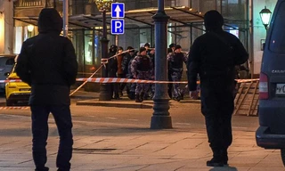 Các sĩ quan cảnh sát Nga bên ngoài trụ sở FSB tại Moscow. Ảnh: CNN.