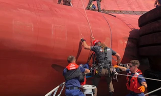 Nín thở xem giải cứu 4 thủy thủ mắc kẹt suốt 35 giờ trong tàu hàng bị lật