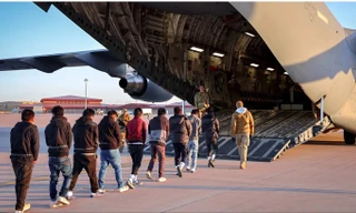 THẾ GIỚI 24H: Mỹ còng tay, trục xuất hàng loạt người nhập cư trái phép