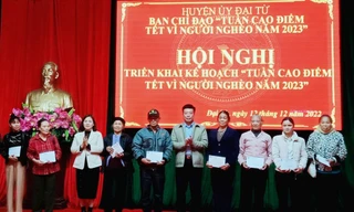 Lãnh đạo huyện Đại Từ trao tiền hỗ trợ xây dựng nhà cho các hộ có hoàn cảnh khó khăn.