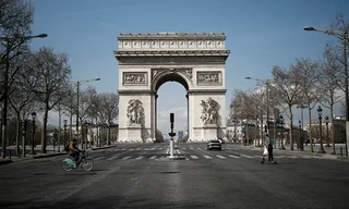 Sơ tán khẩn quanh Khải Hoàn Môn vì cảnh báo có bom