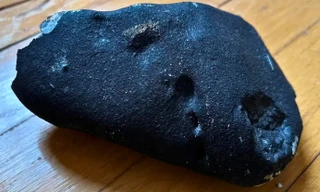 Tảng đá bí ẩn phá hỏng ngôi nhà ở Mỹ có thể là một ngôi sao băng