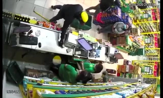 Cảnh 2 đối tượng dùng súng cướp cửa hàng bách hóa như phim hành động