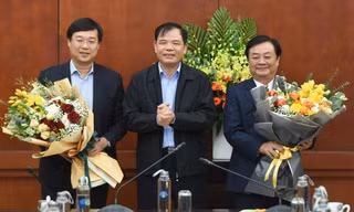 Bộ trưởng Nguyễn Xuân Cường chúc mừng tân Thứ trưởng Lê Minh Hoan và tân Bí thư Tỉnh ủy Đồng Tháp Lê Quốc Phong
