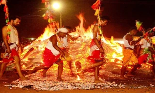 Độc đáo nghi lễ đi bộ chân trần trên than nóng ở Ấn Độ