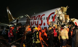 Máy bay gãy làm ba sau khi trượt khỏi đường băng