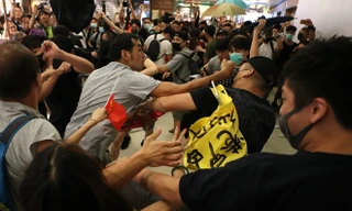Cuộc đụng đổ nỗ ra giữa người biểu tình chống chính quyền bà Carrie Lam và nhóm ủng hộ Bắc Kinh tại trung tâm thương mại Amoy Plaza. Ảnh: Sam Tsang.