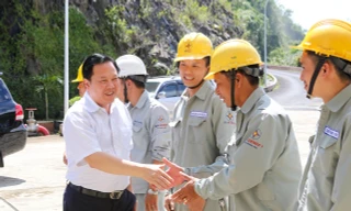 Chủ tịch Nguyễn Hoàng Anh động viên công nhân Nhà máy Thuỷ điện Đồng Nai thuộc Tổng công ty phát điện 1, Tập đoàn Điện lực Việt Nam 