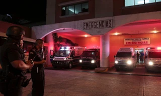 Cảnh sát canh giữ bệnh viên, nơi cấp cứu các tù nhân bị thương sau vụ xả súng. Ảnh: Reuters