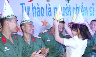 Ấm áp đêm sinh nhật đồng đội của chiến sĩ Công binh 229