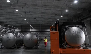 Các thùng lớn tại kho chứa vũ khí hóa học của Mỹ. Ảnh: NYTIMES