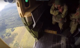 Hàng trăm lính nhảy dù cùng xe tăng đổ bộ từ máy bay vận tải