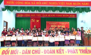 Tuyên dương học sinh dân tộc thiểu số vùng biên giới có thành tích xuất sắc