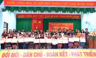 Tuyên dương học sinh dân tộc thiểu số vùng biên giới có thành tích xuất sắc
