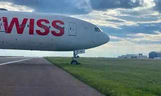 Máy bay hạ cánh khẩn cấp bị 'giam' ở bãi cỏ 