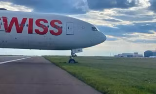 Máy bay hạ cánh khẩn cấp bị 'giam' ở bãi cỏ 