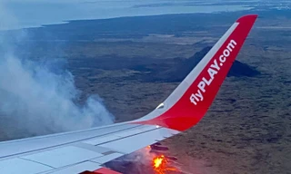 Phi công bất ngờ cho máy bay đi qua núi lửa đang phun trào