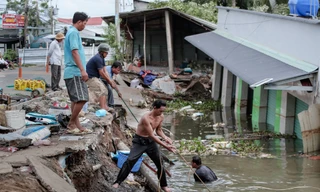 Ngổn ngang hiện trường sạt lở nhà dân ven sông ở Long An