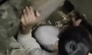 Thót tim cảnh cứu người phụ nữ rơi xuống hố ga