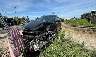 Ô tô va chạm tàu hỏa, 1 người nhập viện