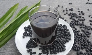 Uống nước đỗ đen phòng ung thư, tốt cho tim mạch nhưng những người sau không nên dùng