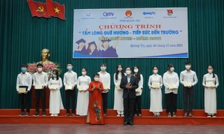 Ban tổ chức trao các suất học bổng dành cho các em.