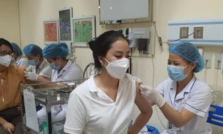 Cần tuân thủ hướng dẫn của nhân viên y tế khi tham gia tiêm vắc xin