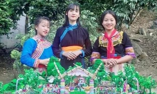 Ba học sinh bên mô hình “Sân chơi tái chế Happy garden”. Ảnh: NTCC