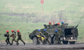  Các binh sĩ của Lực lượng Phòng vệ Mặt đất (JGSDF) tham gia huấn luyện bắn đạn thật tại Higashifuji, thành phố Gotemba, tỉnh Shizuoka. Ảnh: Pool / Getty
