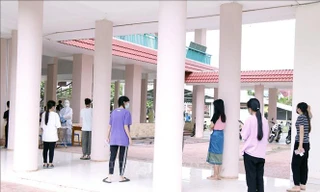 Hội người Việt Nam tại thủ đô Viêng Chăn phối hợp với Bộ Y tế Lào tổ chức điểm xét nghiệm dã chiến tại Ký túc xá sinh viên Việt Nam ở thủ đô Viêng Chăn, Lào. Ảnh: Phạm Kiên