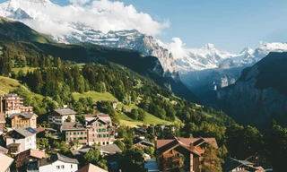 Ngôi làng đẹp nhất châu Âu ‘đau đầu’ nghĩ cách hạn chế khách du lịch