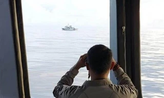 KN Nipah 321 của Indonesia trục xuất tàu hải cảnh Trung Quốc tại vùng biển Natuna. Ảnh: Tribunnews