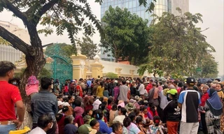 THẾ GIỚI 24H: Chen lấn nhận tiền lì xì của đại gia Campuchia, 4 người thiệt mạng