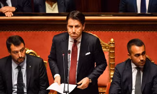 Thủ tướng Italy Giuseppe Conte (giữa) tuyên bố từ chức. Ảnh: NBC News