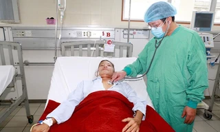 Một bệnh nhân nhiễm bệnh Whitmore được các bác sĩ chăm sóc. Ảnh: T.H.