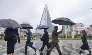 Người dân thủ đô Bình Nhưỡng đeo khẩu trang khi ra đường. Ảnh: Reuters.