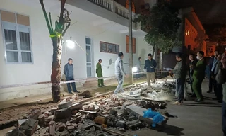 Sập tường bao trường tiểu học khiến 4 người thương vong