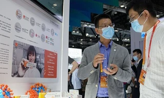 Một vaccine phòng Covid-19 được trưng bày tại hội chợ ở Bắc Kinh cuối tuần qua. Ảnh: Getty Images.