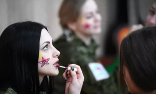 Nữ binh sĩ Nga thi sắc đẹp ngụy trang