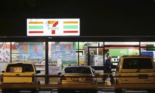 Hiện trường bắt giữ nghi phạm. Ảnh: AP