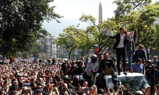 Ông Guaido nói chuyện với người ủng hộ tại thủ đô Caracas sau khi rời khu vực gần căn cứ Carlota. Ảnh: REUTERS Ông Guaido nói chuyện với người ủng hộ tại thủ đô Caracas sau khi rời khu vực gần căn cứ Carlota. Ảnh: REUTERS