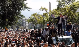 Ông Guaido nói chuyện với người ủng hộ tại thủ đô Caracas sau khi rời khu vực gần căn cứ Carlota. Ảnh: REUTERS Ông Guaido nói chuyện với người ủng hộ tại thủ đô Caracas sau khi rời khu vực gần căn cứ Carlota. Ảnh: REUTERS