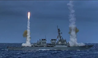Tàu khu trục tên lửa dẫn đường USS Fitzgerald (DDG 62) bắn hai tên lửa SM-2 trong một cuộc tập trận của Hải quân Mỹ. Ảnh: Hạm đội Thái Bình Dương Mỹ