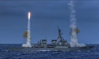 Tàu khu trục tên lửa dẫn đường USS Fitzgerald (DDG 62) bắn hai tên lửa SM-2 trong một cuộc tập trận của Hải quân Mỹ. Ảnh: Hạm đội Thái Bình Dương Mỹ