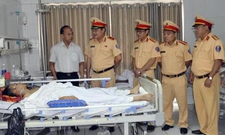 Trung úy CSGT bị đâm nằm điều trị tại Bệnh viện Việt Đức. Ảnh: Cục CSGT.