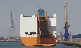 Tàu chở hơn 1.800 ô tô bốc cháy trên Địa Trung Hải. Ảnh: themeditelegraph.com